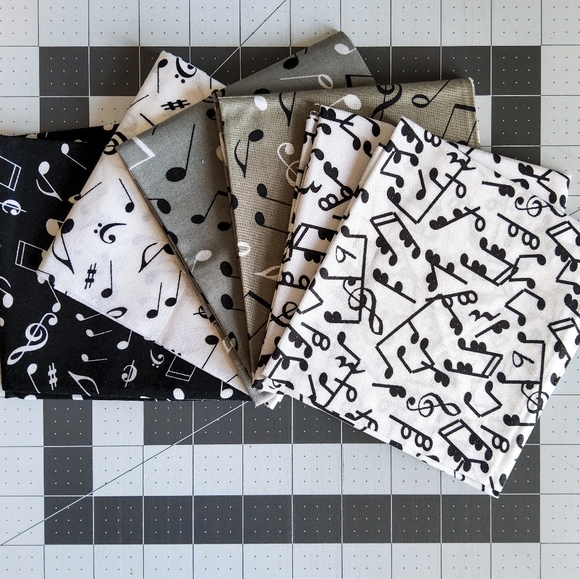 Cotton Quilting Craft Fabric Fat Quarter Bundle Black White Floral Blenders 32 - Picture 6 of 7